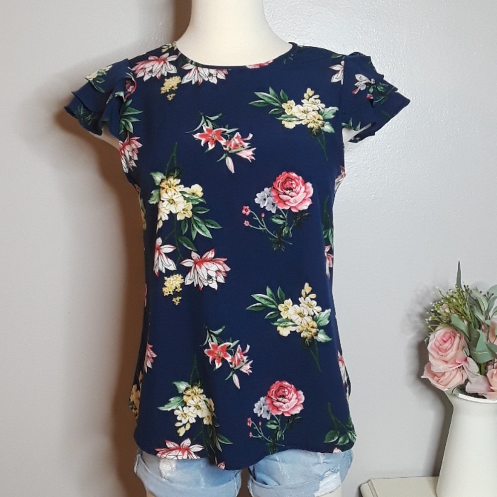 🌟Floral Navy blue top.